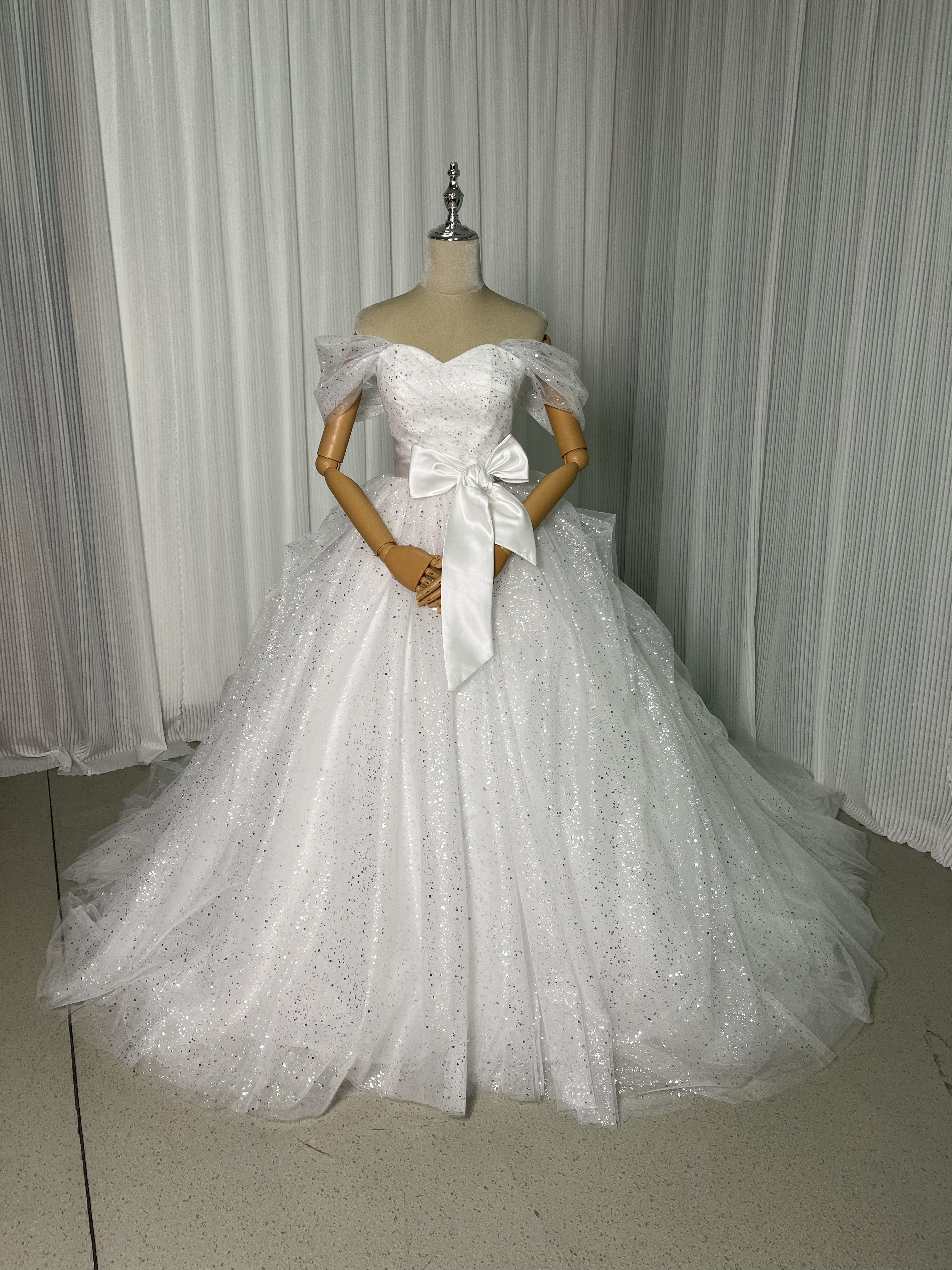 送料無料！ウェディングドレス オフホワイト キラキラグリッターチュール サッシュベルト オフショルダー ウェーブ プリン