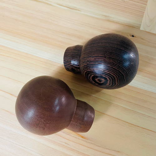 黒檀、その他高級木材の山 黒檀、その他高級木材の山