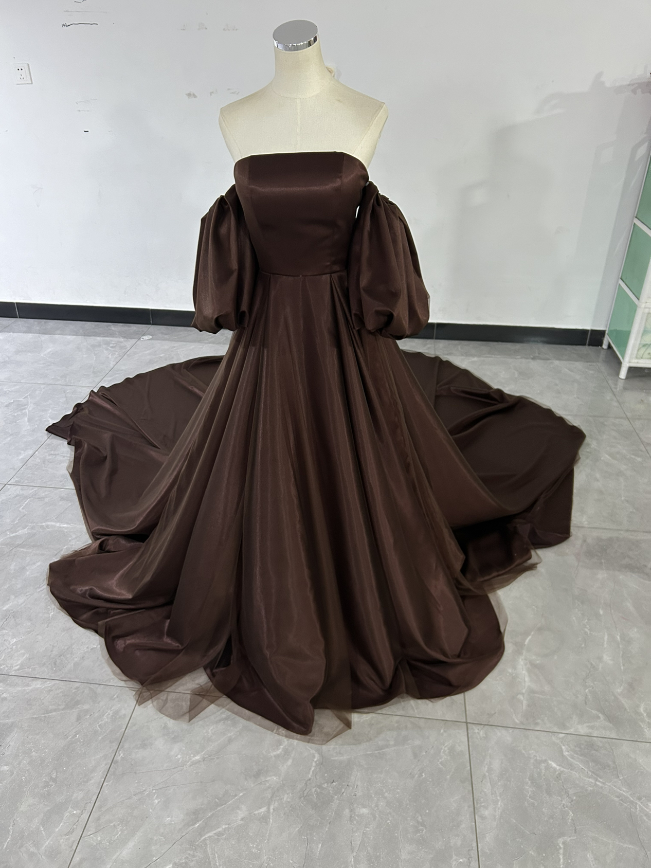 カラードレス ブラウン ベアトップ パフスリーブ チュールスカート ロングトレーン 編み上げ 2次会