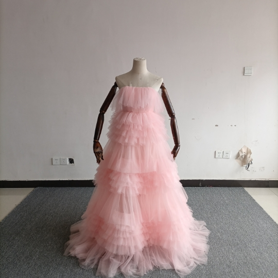 美品！カラードレス ピンク ベアトップ 柔らかく重ねたチュールスカート 可愛い 編み上げ 花嫁