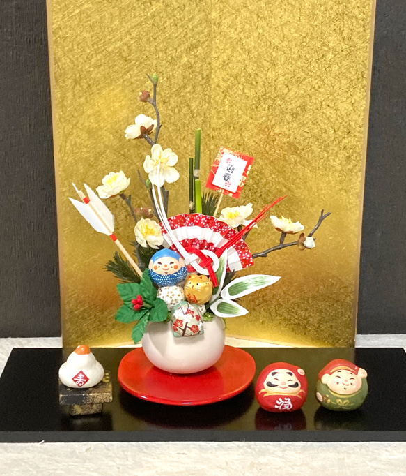 翌日発送』＂恵比寿様や金色の招き猫 福を彩るお正月飾り＂赤い敷板皿