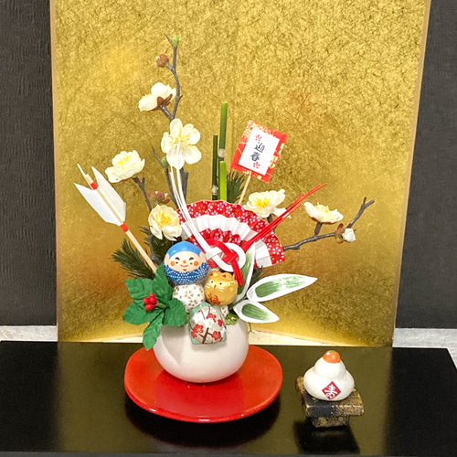 翌日発送』＂恵比寿様や金色の招き猫 福を彩るお正月飾り＂赤い敷板皿