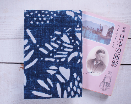 k*i様 古布　藍の型染 藍染 時代物型染めのブックカバー（裏鮮やかハーフリネンピンク