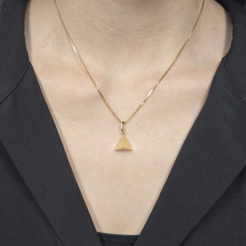 【美品】ネックレス　ペンダント　地金　K18　トライアングル　三角形 K18 トライアングル ピラミッド型 ペンダント ネックレス・ペンダント