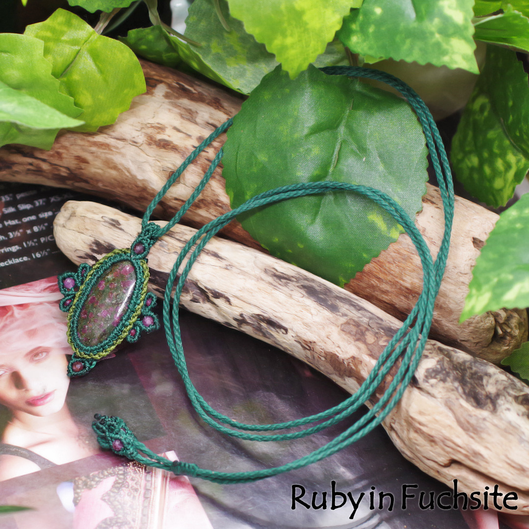 赤と緑の魔石『ルビーインフックサイト』マクラメ編トップネックレス 4,526円