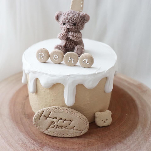 ベージュクレイケーキにホワイトクリームたれクマさんお祝い