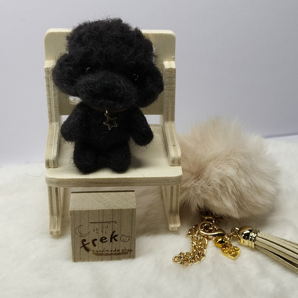 羊毛フェルト お座り大きめのトイプードル ハンドメイド