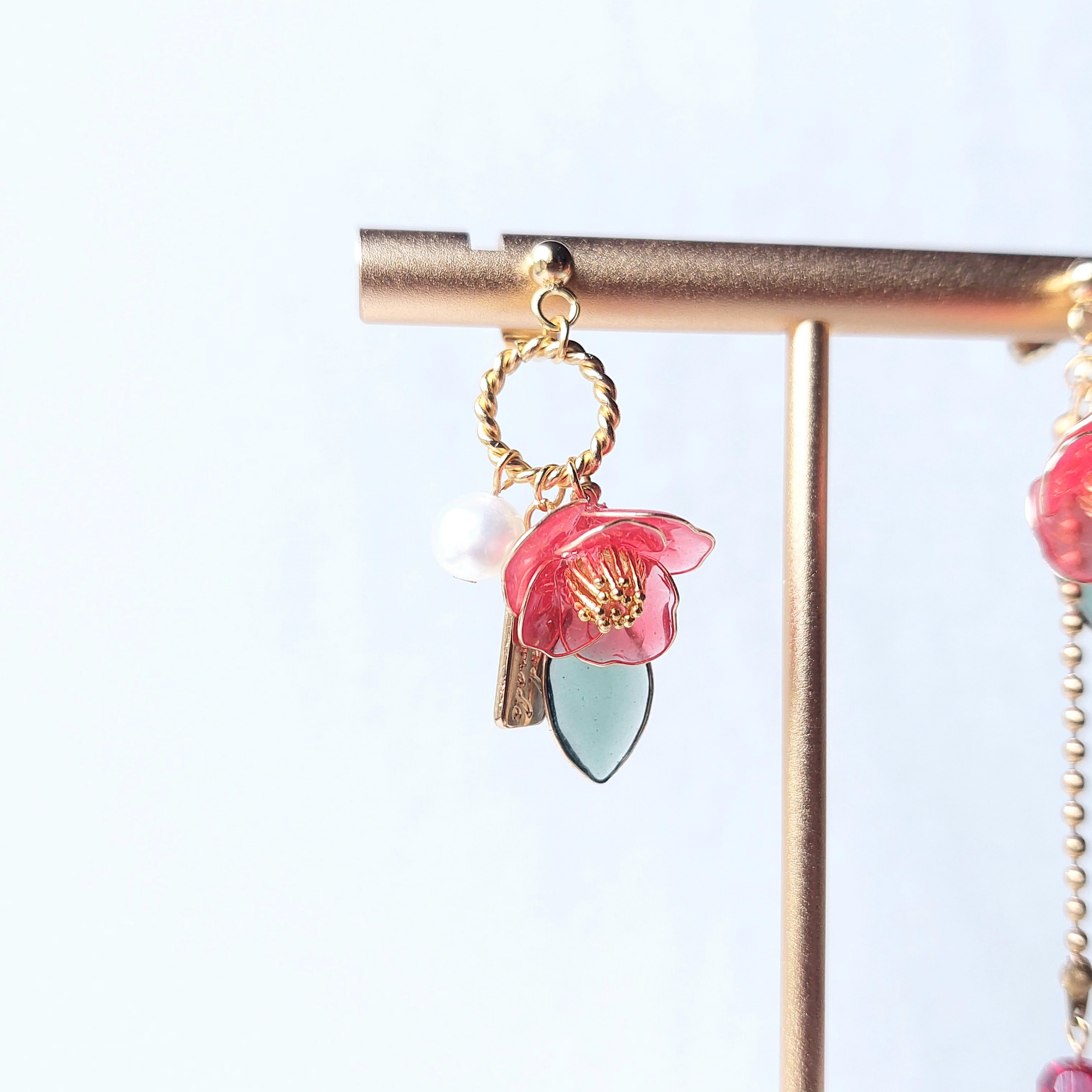 ❁︎冬限定❁【Saikaー彩華 ・椿】 ピアス/イヤリング 赤 アシンメトリー パール 正月 着物 浴衣 和 洋 ギフト