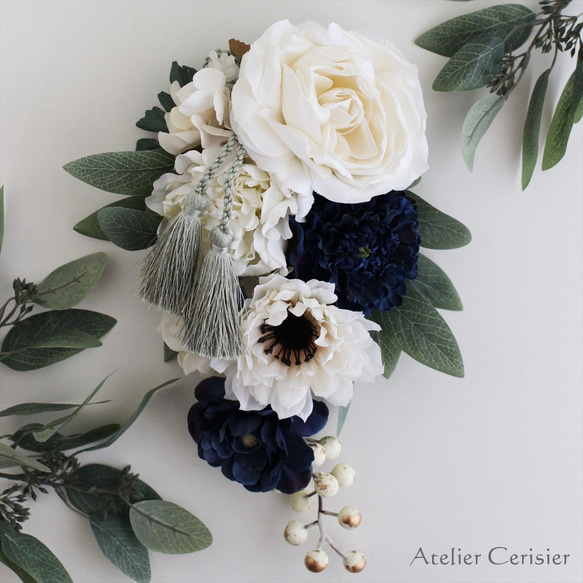 お正月飾り しめ縄 2WAY スワッグ＜ローズ アイボリー＞ラナンキュラス ネイビー アートフラワー しめ縄飾り 4枚目の画像