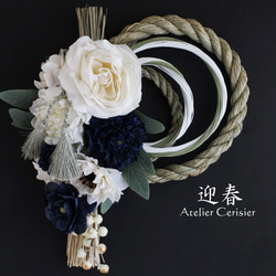 お正月飾り しめ縄 2WAY スワッグ＜ローズ アイボリー＞ラナンキュラス ネイビー アートフラワー しめ縄飾り 1枚目の画像