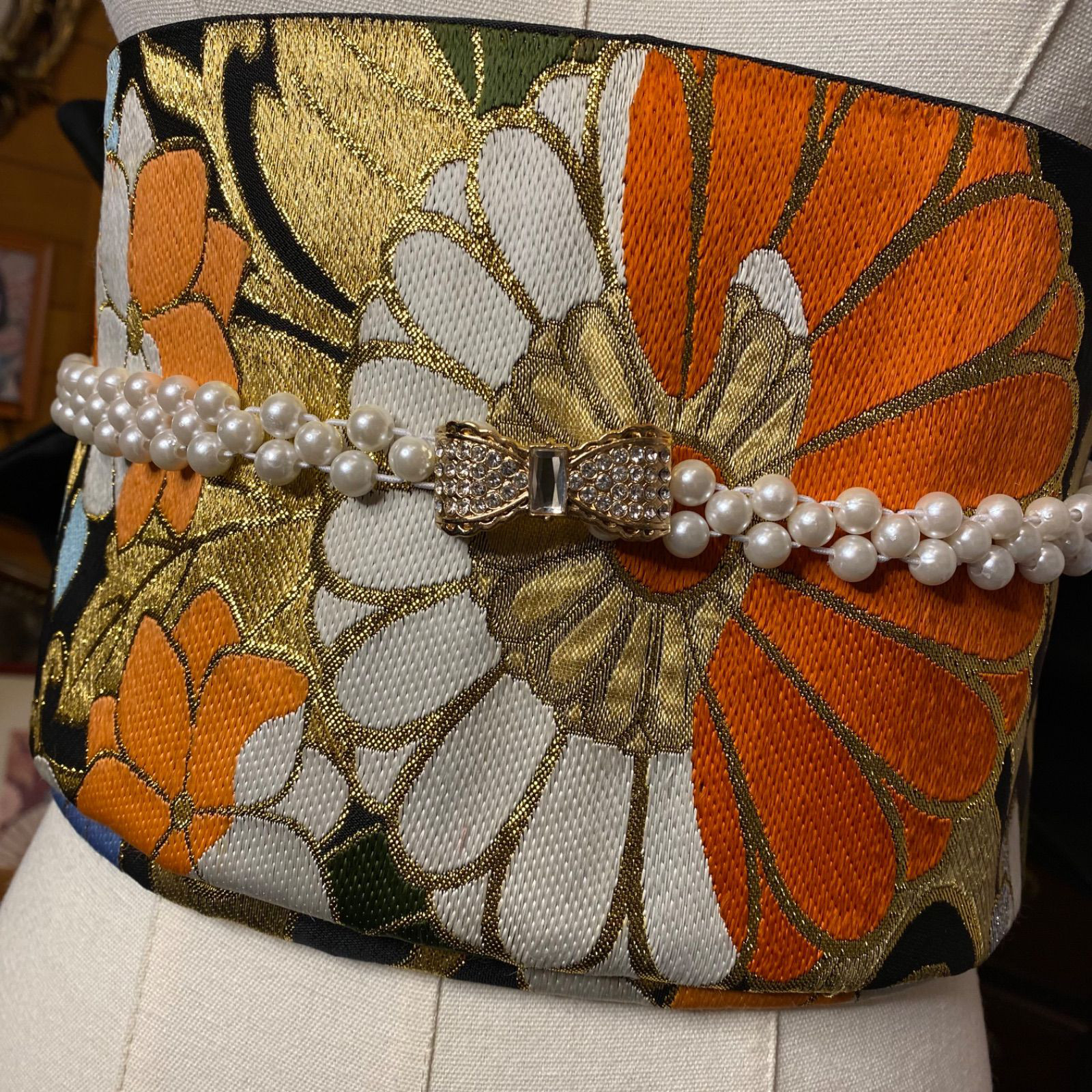 和洋折衷 2部式作り帯 袋帯リメイク 大胆かつ上品な橙色の花模様が、黒地に描かれた豪華な金糸刺繍 2B-23