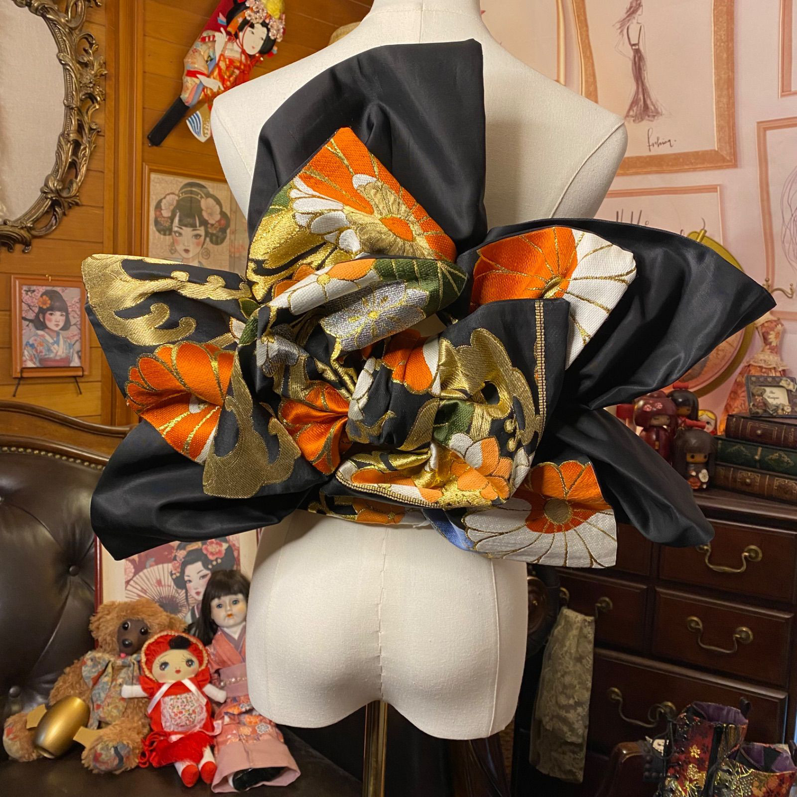 和洋折衷 2部式作り帯 袋帯リメイク 大胆かつ上品な橙色の花模様が、黒地に描かれた豪華な金糸刺繍 2B-23