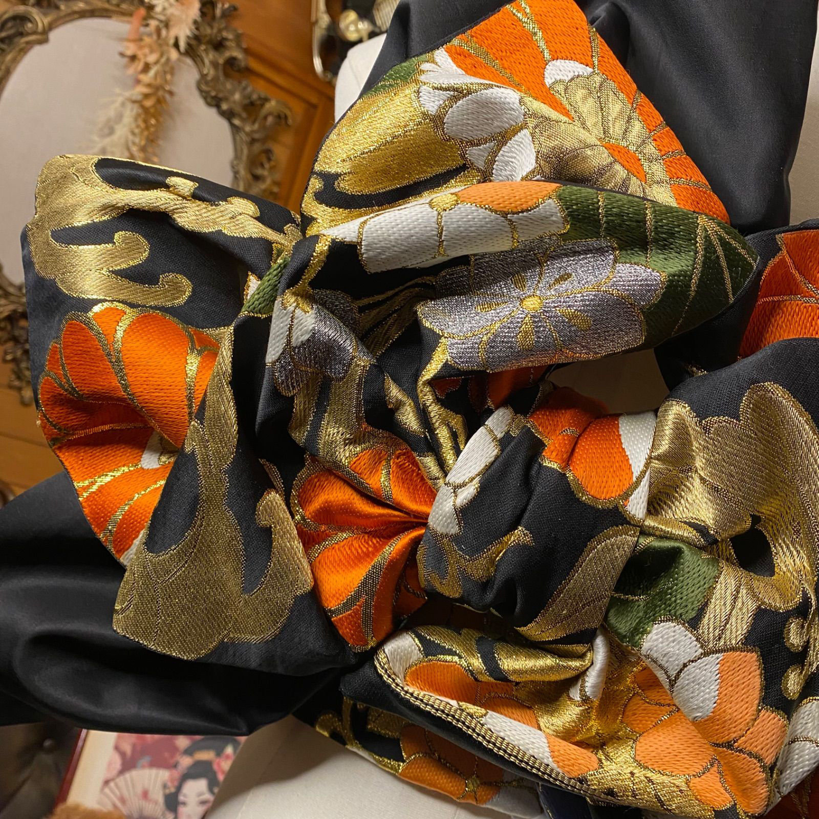 和洋折衷 2部式作り帯 袋帯リメイク 大胆かつ上品な橙色の花模様が、黒地に描かれた豪華な金糸刺繍 2B-23