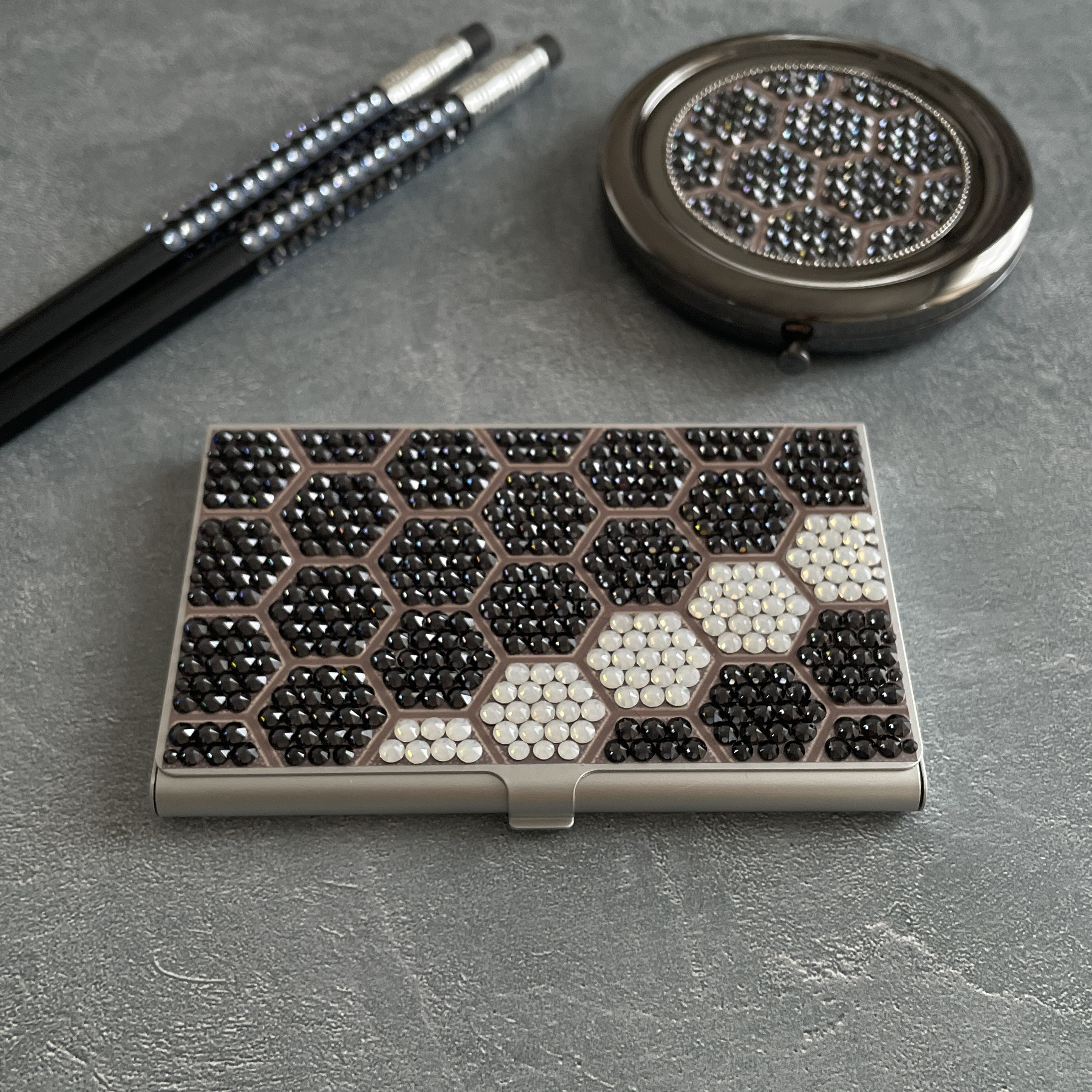 ◼️名刺入れ◼️カードケースにも◇ハニカムタイル◇ブラック系［ホワイトオパールライン］クリスタルデコレーション