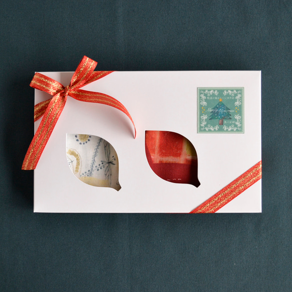 お得なハンカチ2枚セット / 赤の森・月のホワイト / クリスマスギフト / ラッピング込み / 送料無料 2枚目の画像