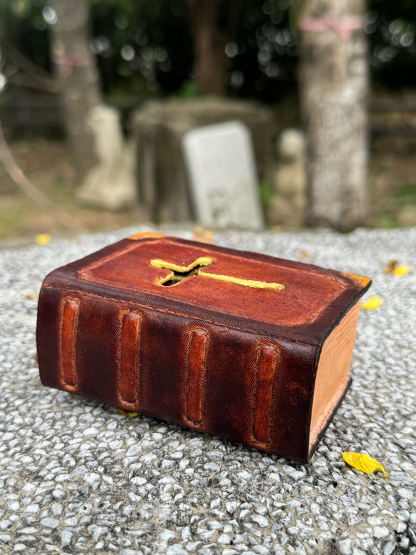 可愛聖經書  純牛皮存錢筒 第2張的照片