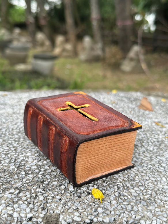 可愛聖經書  純牛皮存錢筒 第4張的照片