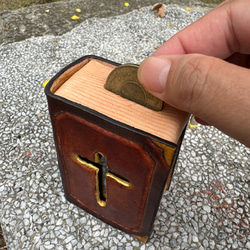 可愛聖經書  純牛皮存錢筒 第5張的照片