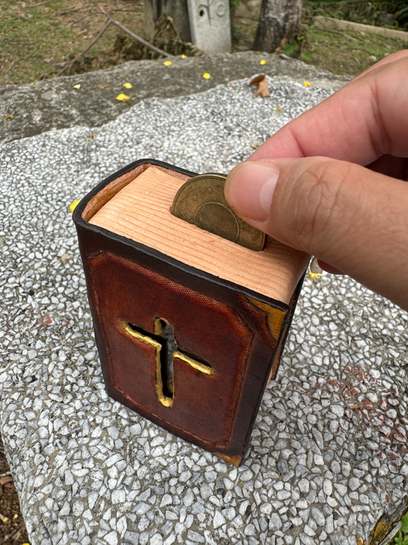 可愛聖經書  純牛皮存錢筒 第5張的照片