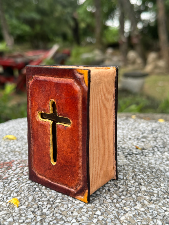 可愛聖經書  純牛皮存錢筒 第3張的照片