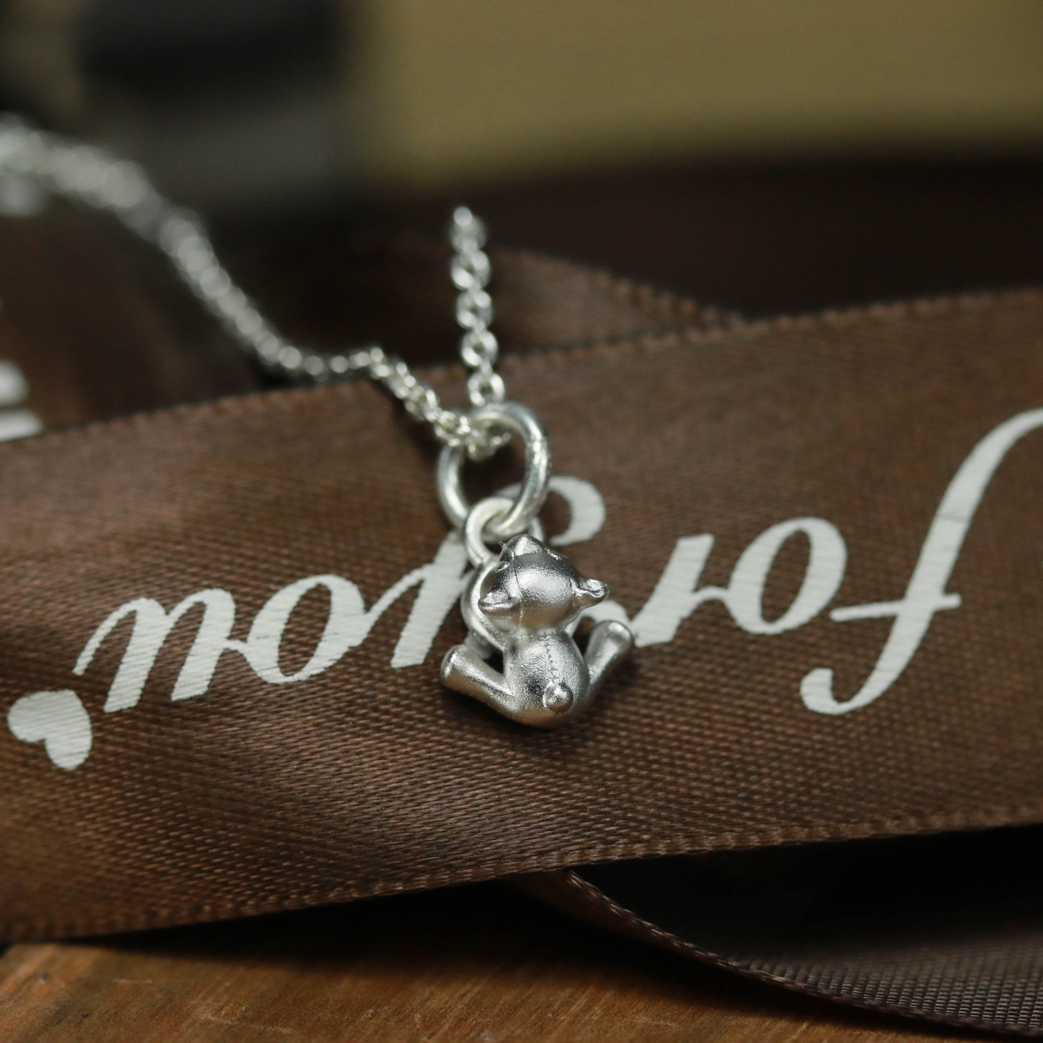 プリンベアシルバーペンダント、マペットベアペンダント、キュートドール、ボタンの目、スティッチベア