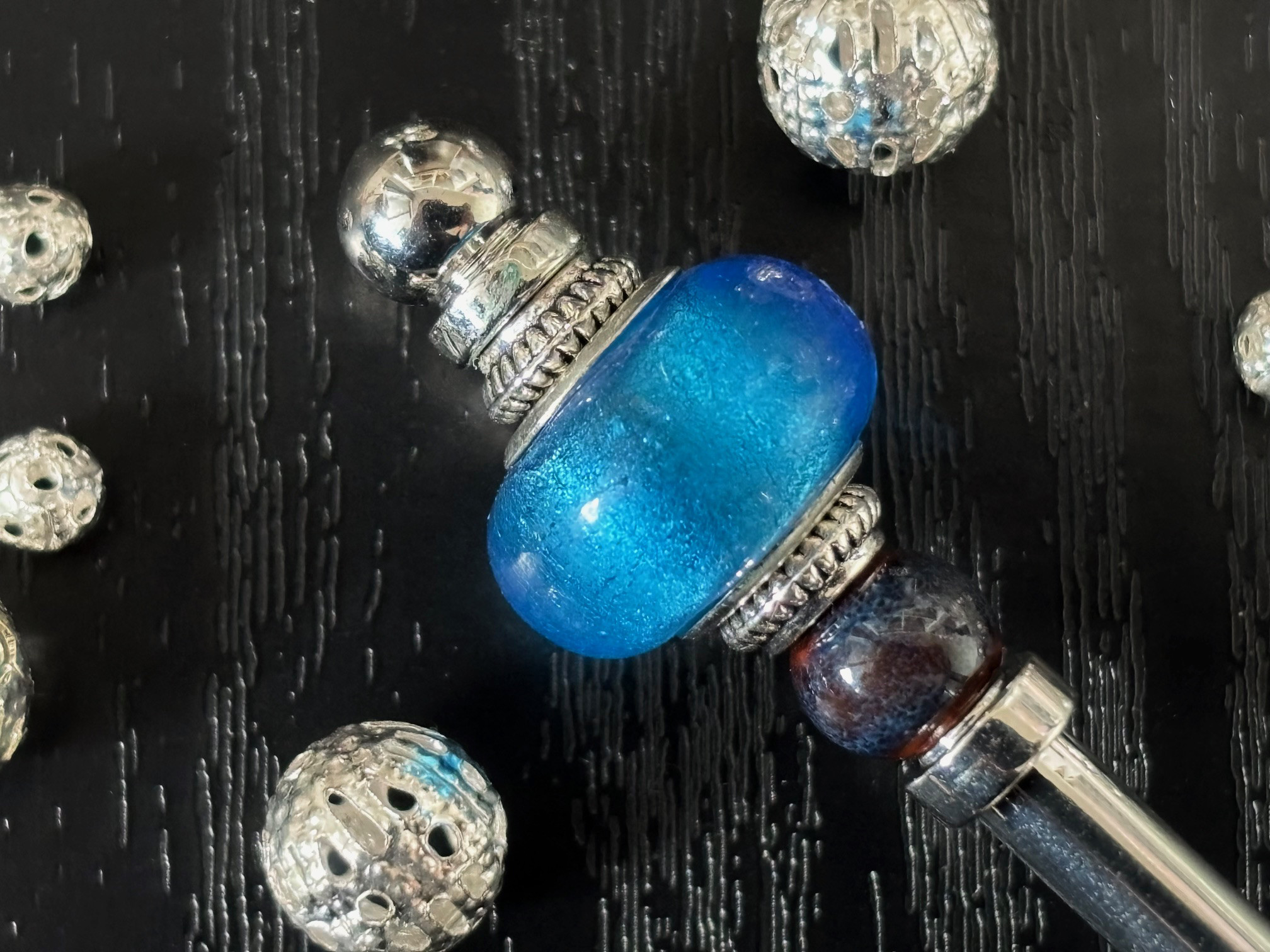 かんざし　銀箔調シルバーホイールと青ガラスのとんぼ玉　ブルー　水色　一本挿し　一本簪　涼しげ　透明　夏冬