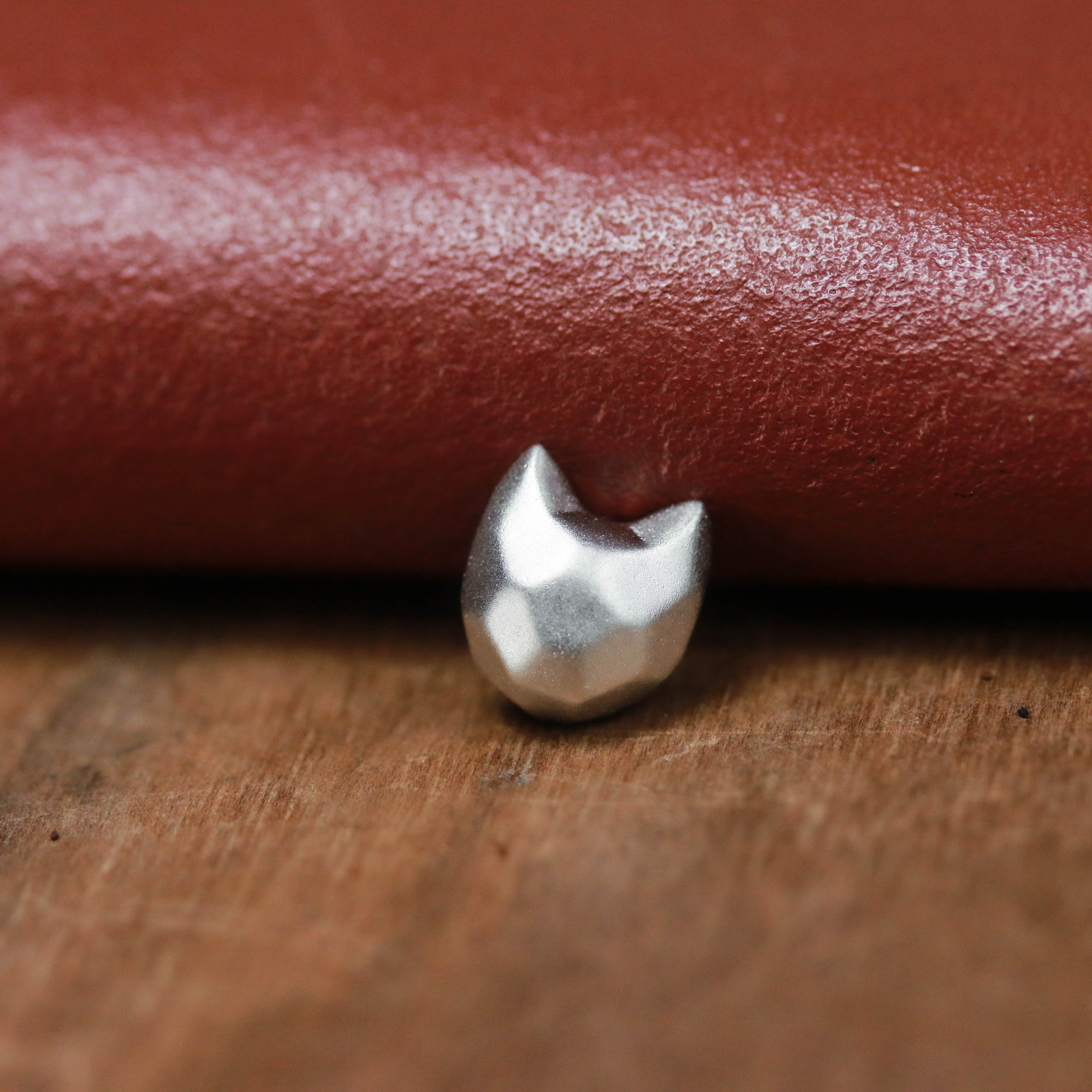 銀製の猫の宝石類の子猫のペンダントの形の美しい子猫の抽象的な猫の頭部のペンダント、ハンドメイドの猫の頭部のペンダント