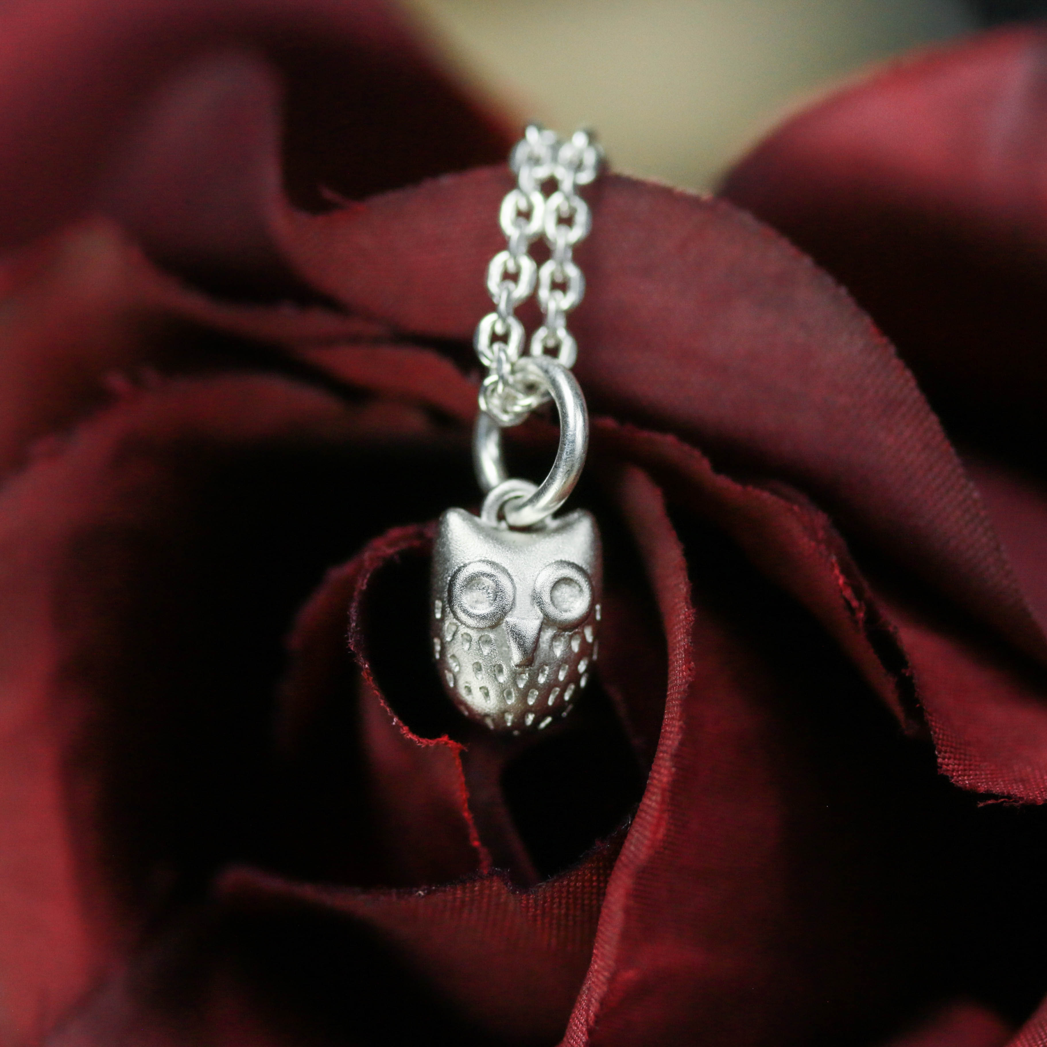 とても小さなフクロウのネックレス フクロウのペンダント 小さな雪のようなフクロウの顔 小さなメンフクロウ ギフト 夜フク