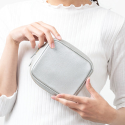 【新作】大きく開き自立する、整理しやすい！本革を使った大人メイクポーチ 4color 4枚目の画像