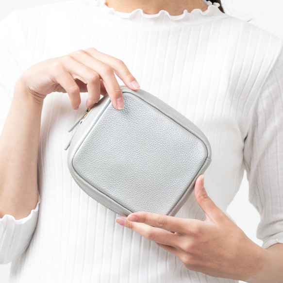 【新作】大きく開き自立する、整理しやすい！本革を使った大人メイクポーチ 4color 4枚目の画像