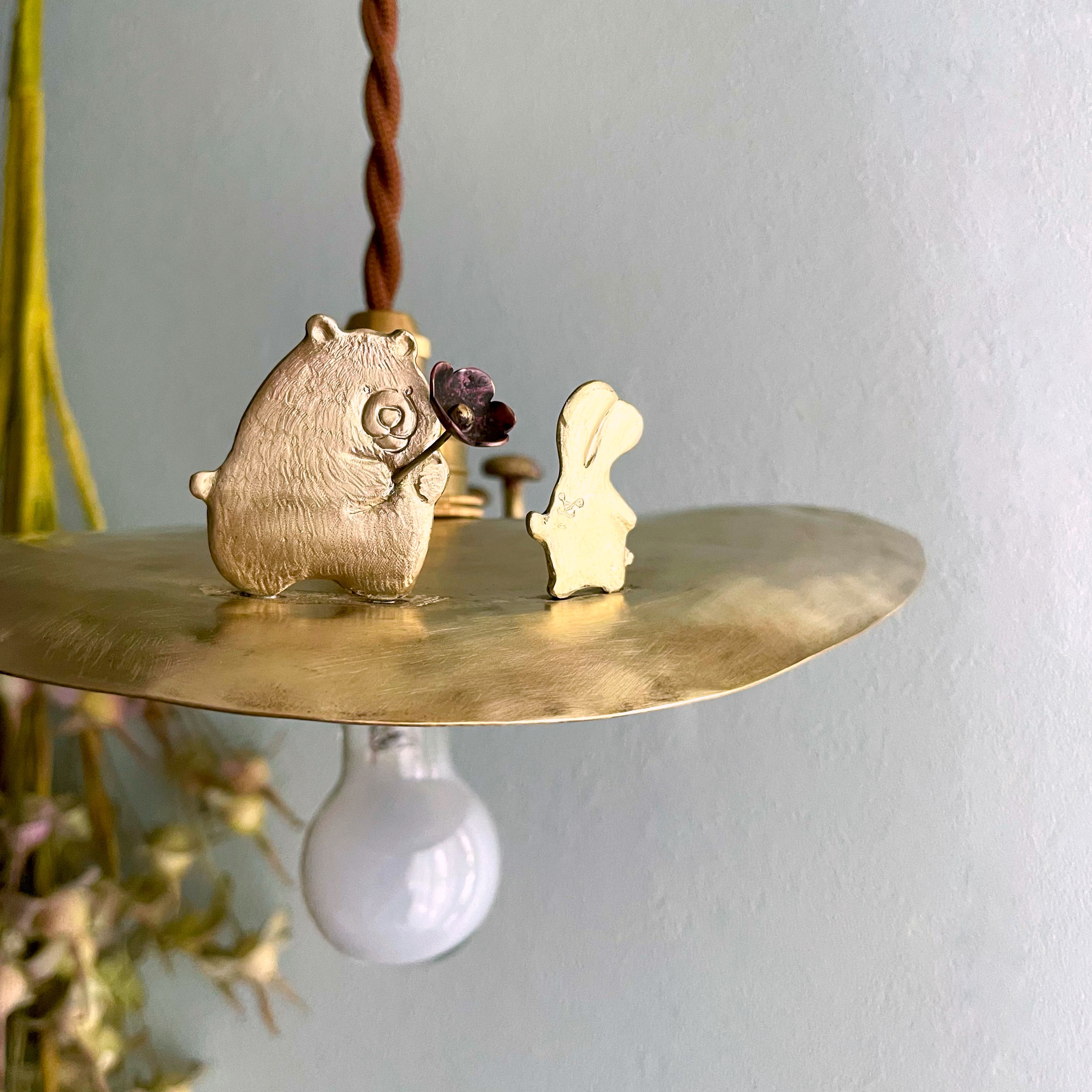 受注制作　山小屋ライト「お花をどうぞ」クマとうさぎ⭐︎ペンダントライト　真鍮　ランプシェード