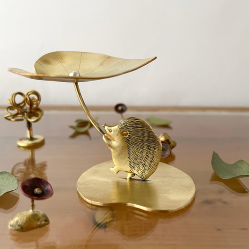 受注制作「里芋の葉の傘をもったハリネズミさん」小さな真鍮オブジェ