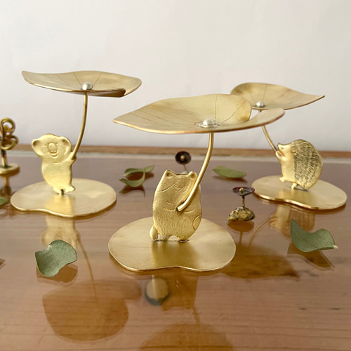 受注制作「里芋の葉の傘をもったハリネズミさん」小さな真鍮オブジェ