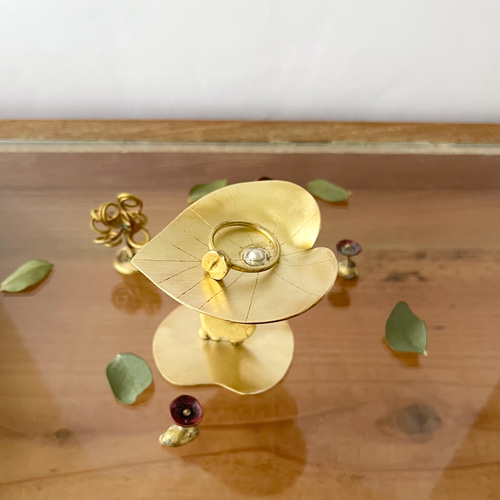 受注制作「里芋の葉の傘をもったハリネズミさん」小さな真鍮オブジェ