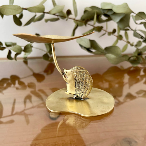受注制作「里芋の葉の傘をもったハリネズミさん」小さな真鍮オブジェ