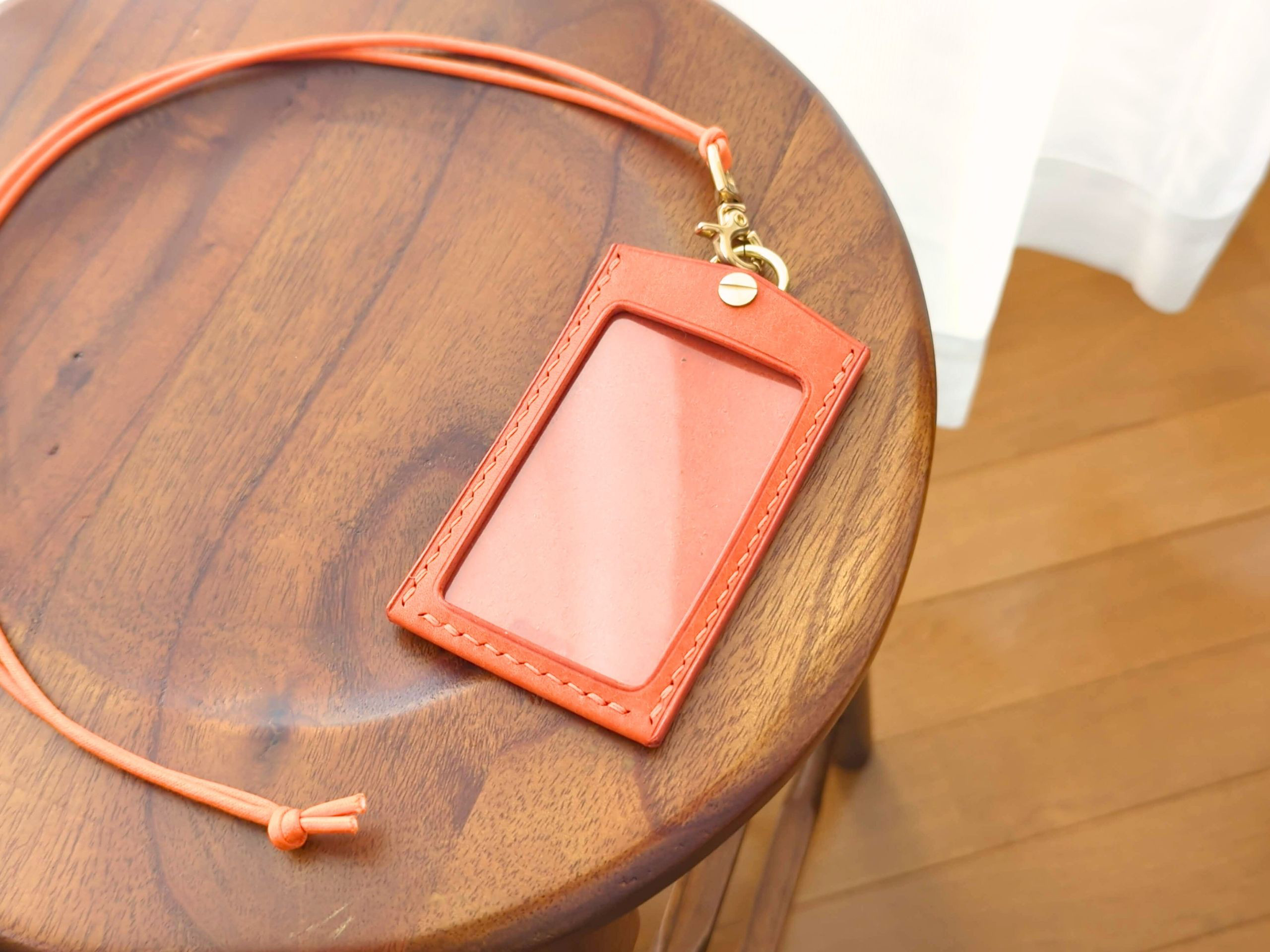 厚い革1枚の縦型ネームホルダー MARGOT/マルゴー オレンジ イタリアンレザー *受注製作
