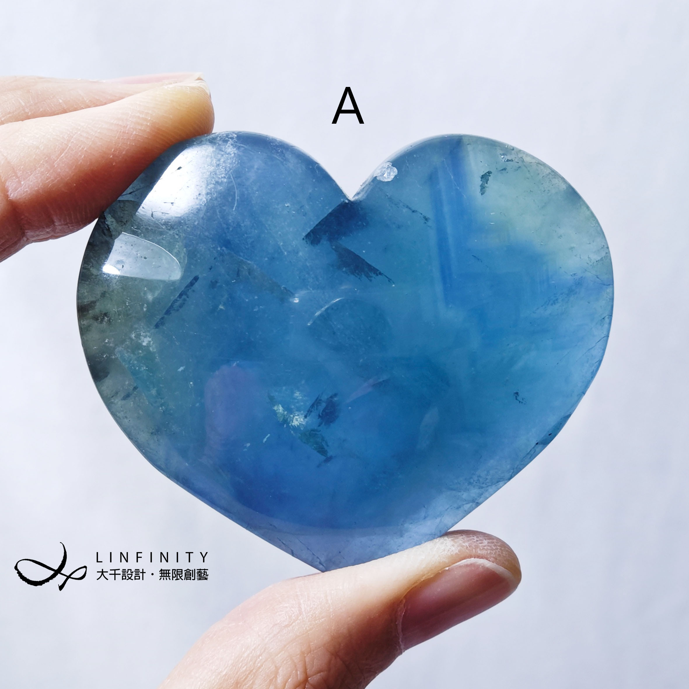 希少なブルーフローライト。賢い願いが叶う、心の強い石。知恵とキャリアで幸運を呼ぶ。コレクション用装飾品。