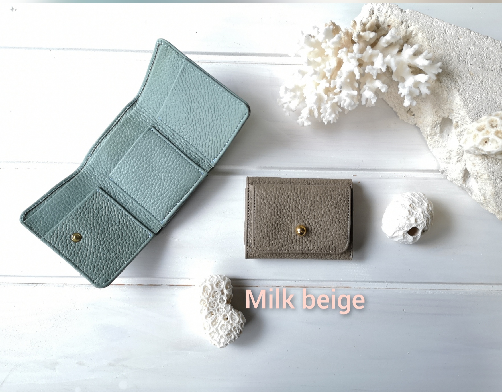 小さなバッグにぴったりな手のひらサイズの三つ折り財布〈PUKA〉ミルクベージュ