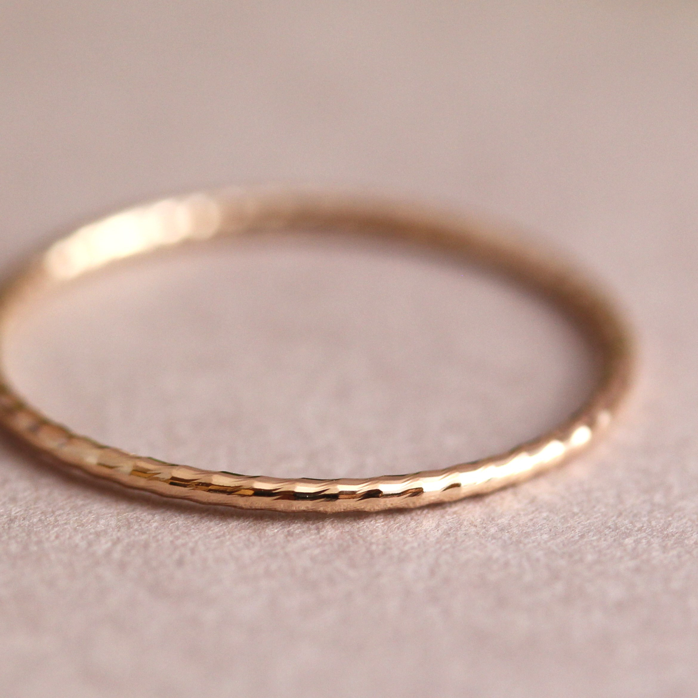 【再販‼】冬のおしゃれに♡華奢 可愛い K10 ピンクゴールドリング つけっぱなし 重ね付け　金属アレルギー〈154〉