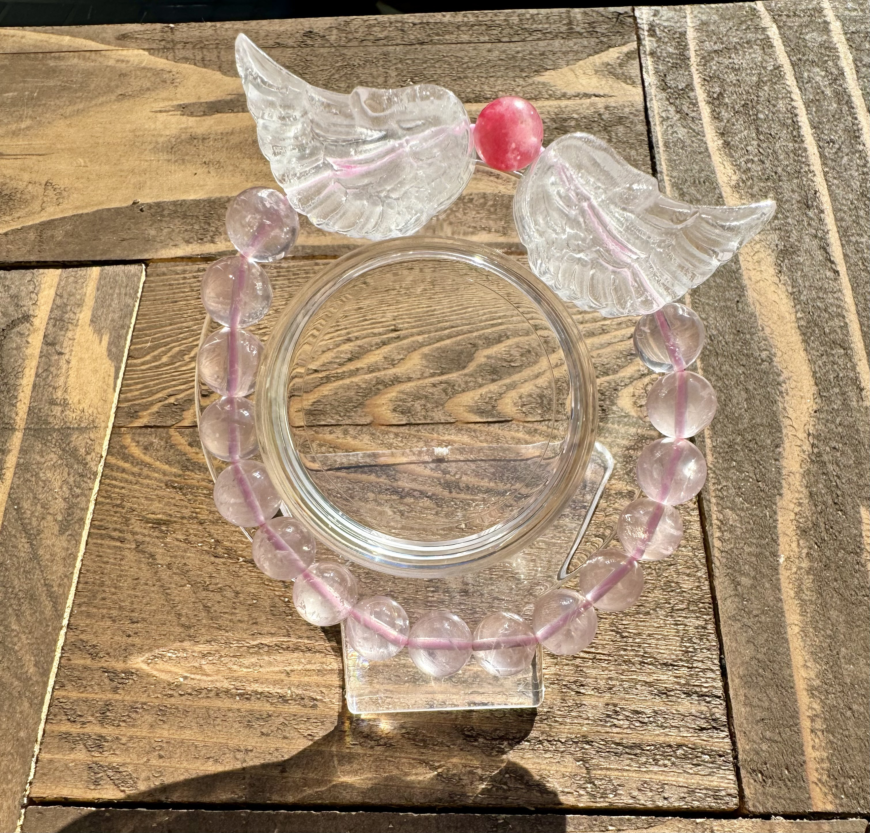 水晶の天使の羽をメインにロードナイトシリカを真ん中に入れて、残りは透明なローズクウォーツで仕上げました。