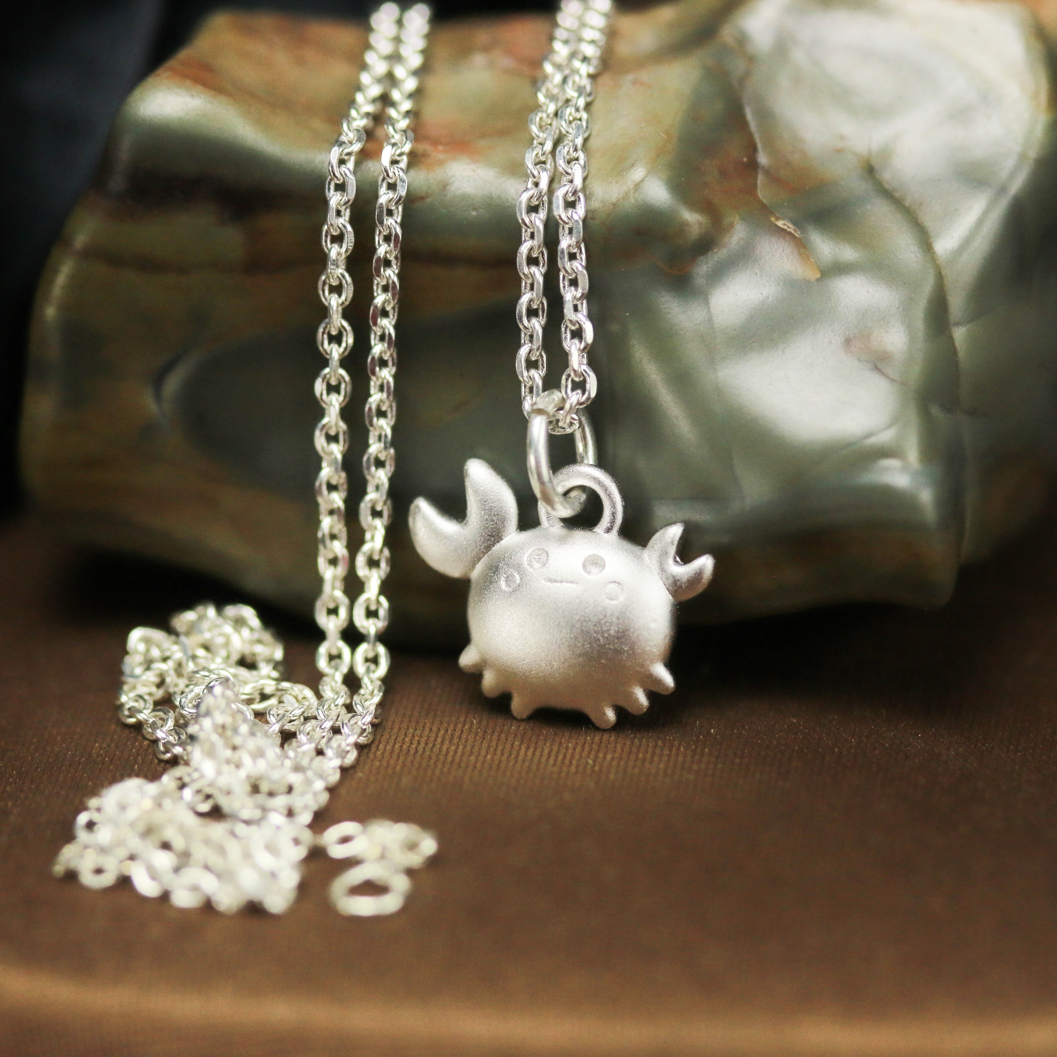 シルバー925のぽっちゃりした小さなカニのジュエリー、海のペンダント、男の子と女の子のためのかわいい小さなカニのペンダン