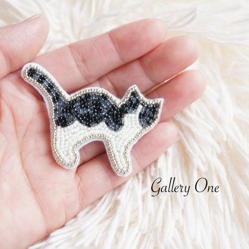さばとら白ハチワレねこのビーズ刺繍ブローチ‧*。 ブローチ yuka* 通販