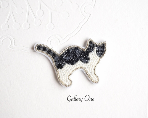 さばとら白ハチワレねこのビーズ刺繍ブローチ‧*。 ブローチ yuka* 通販
