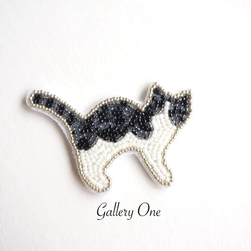 さばとら白ハチワレねこのビーズ刺繍ブローチ‧*。 ブローチ yuka* 通販