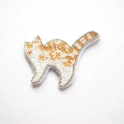 茶とら白ハチワレねこのビーズ刺繍ブローチ‧*。 ブローチ yuka