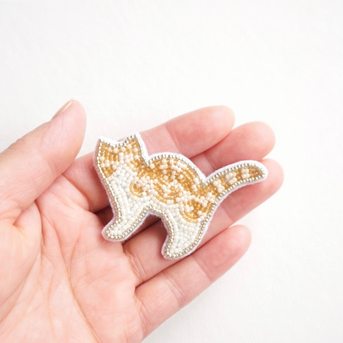n*u様 ハンドメイド刺繍フレーム　ハチワレ茶トラさんとメロンショートケーキ 茶とら白ハチワレねこのビーズ刺繍ブローチ‧*。 ブローチ yuka
