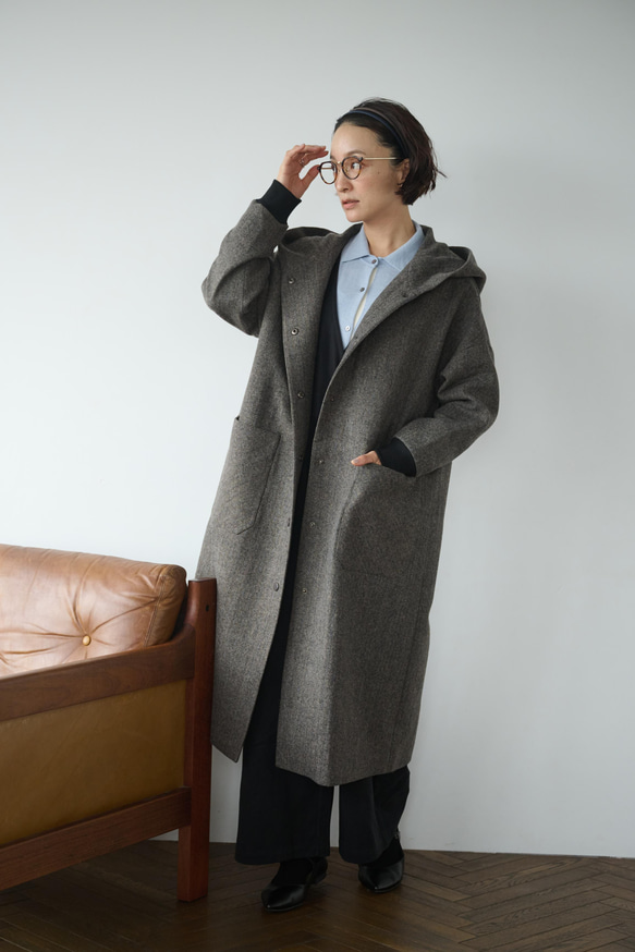 気取らないお洒落が叶うフード付ウールコート　ロングコート　　241109-1 2枚目の画像