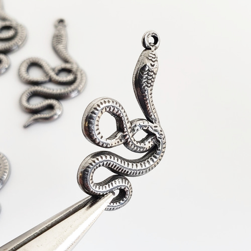 1個 蛇 ヘビ ステンレス スネーク チャーム パーツ/アンティーク