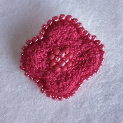 ワインレッド赤 お花の刺繍ブローチ コサージュ もこもこ ビーズ