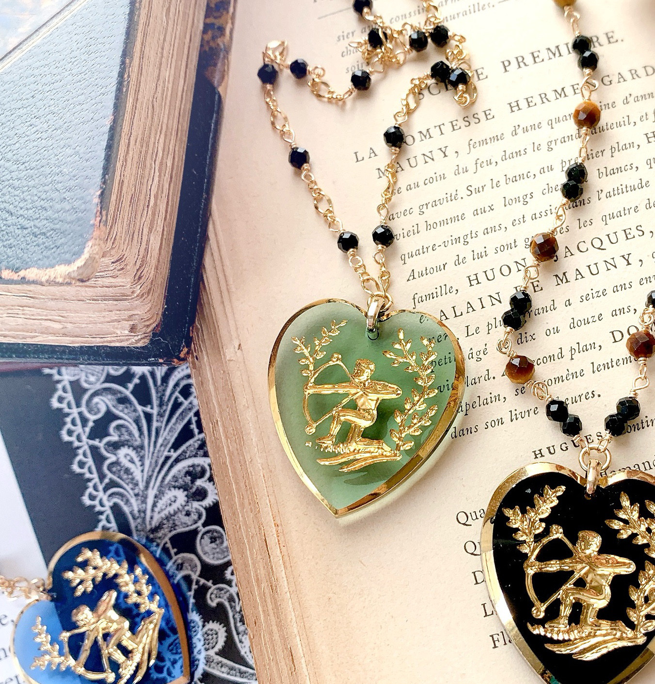 ドイツ製ヴィンテージガラスペンダントとブラックトルマリンのネックレス(グリーン) キューピッド